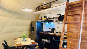 Kylskåp, mikrovågsugn, spishäll och kaffe- och tebryggare