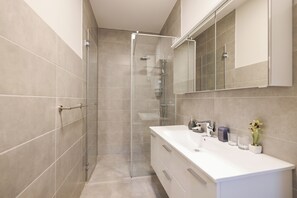 Standard Studio | Bathroom
