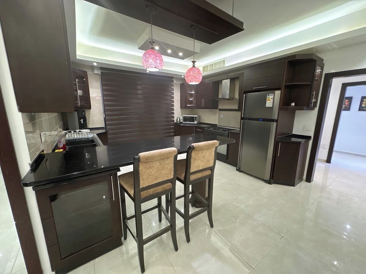 Kjøleskap, mikrobølgeovn, ovn og kokeplater