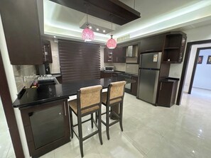 Réfrigérateur, micro-ondes, four, plaque de cuisson