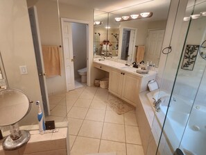 Haartrockner, Handtücher, Seife, Toilettenpapier