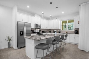 冷蔵庫、電子レンジ、オーブン、コンロ