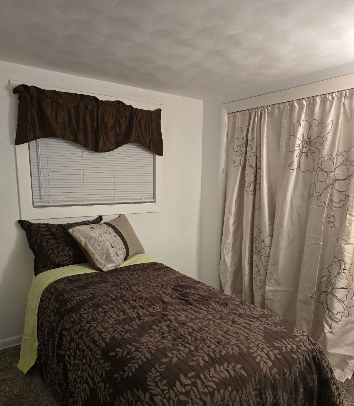 3 habitaciones, tabla de planchar con plancha y cuna de viaje 