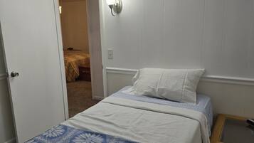 3 habitaciones, tabla de planchar con plancha y cuna de viaje