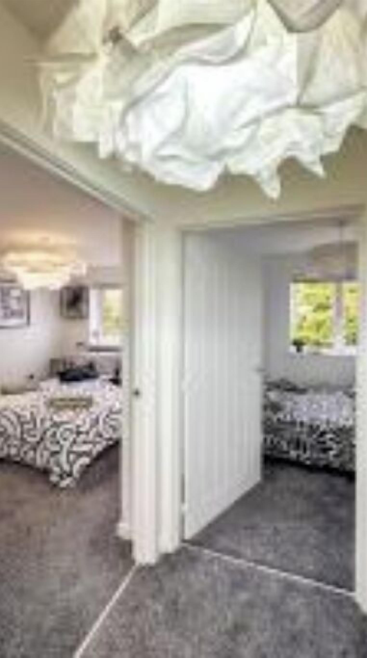 3 habitaciones, tabla de planchar con plancha, wifi y ropa de cama 