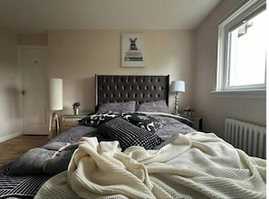 3 slaapkamers, een strijkplank/strijkijzer, wifi, beddengoed