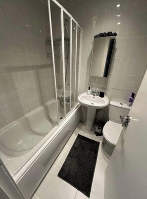 Haartrockner, Handtücher, Seife, Toilettenpapier