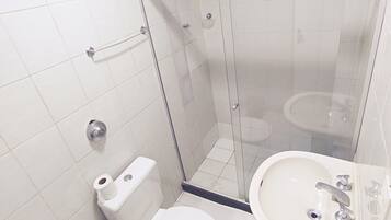 Habitación familiar | Baño | Regadera, toallas, papel de baño