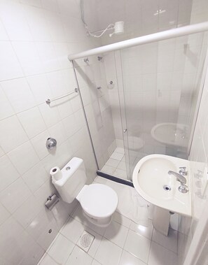 Familiekamer | Badkamer | Een douche, handdoeken, toiletpapier