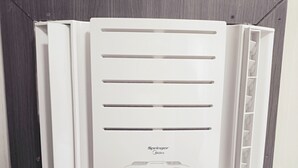 A white air conditioning unit with two control knobs and a temperature setting dial. - Solar Centro (Rio de Janeiro)