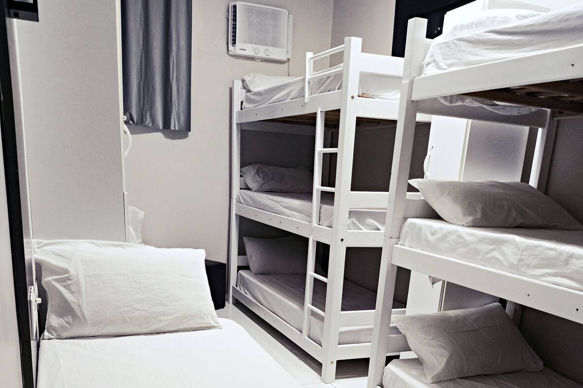 A bunk bed room with a single bed and a built-in heater.