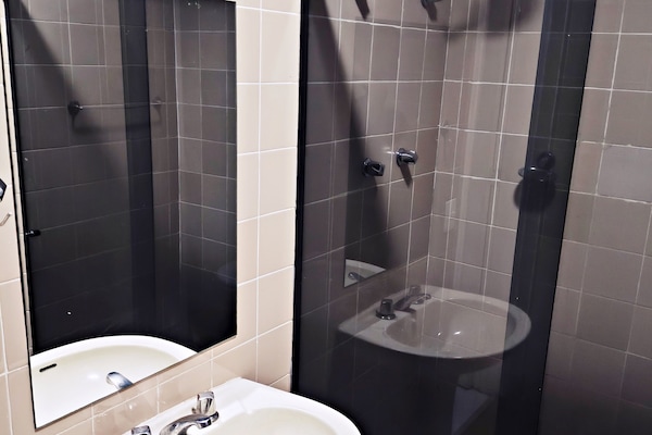 Dormitorio compartido estándar, solo para mujeres | Baño | Ducha, toallas y papel higiénico