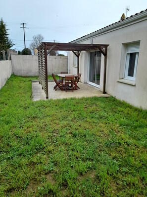 Outdoor dining - Charming new house with terrace and garden (Muron)