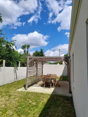 Outdoor dining - Charming new house with terrace and garden (Muron)