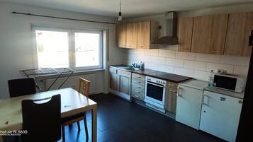 Kühlschrank, Ofen, Herdplatte, Wasserkocher mit Kaffee-/Teezubehör