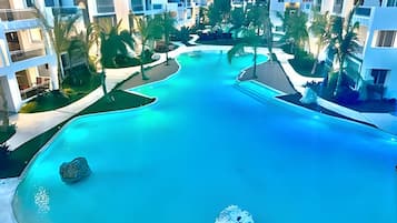 Appartement | Zwembad | 5 buitenzwembaden, open van 08.00 uur tot 20.00 uur, en ligstoelen