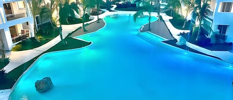 LÀgenhet | Pool | 5 utomhuspooler med öppettider 08.00 till 20.00, och solstolar