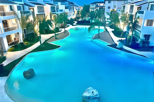 Apartment | Pool | 5 Außenpools, geöffnet von 08:00 Uhr bis 20:00 Uhr, Liegestühle
