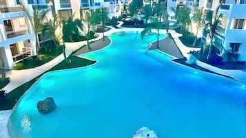 Apartamento | Piscina | 5 piscinas al aire libre (de 08:00 a 20:00), tumbonas