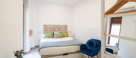 2 Schlafzimmer, Schreibtisch, Bügeleisen/Bügelbrett, Reisekinderbett