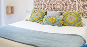 1 bedroom, desk, iron/ironing board, travel cot - Stunning Andalusian Oasis with Terrace & Pool (Córdoba)