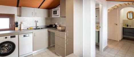 ثلاجة، ميكروويف، موقد طهي مسطح، غسالة أطباق