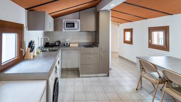 Réfrigérateur, micro-ondes, plaque de cuisson, lave-vaisselle