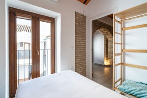 2 dormitorios, escritorio, tabla de planchar con plancha y cuna de viaje