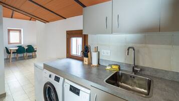 Réfrigérateur, micro-ondes, plaque de cuisson, lave-vaisselle