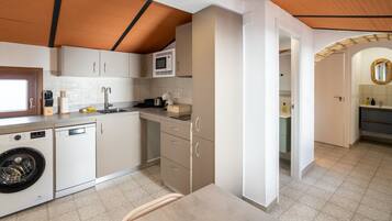 Réfrigérateur, micro-ondes, plaque de cuisson, lave-vaisselle