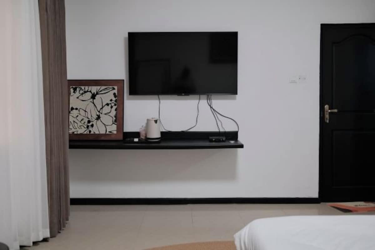 Meja kerja, ruang kerja ramah laptop, dan Wi-Fi gratis