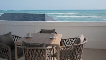 Habitació doble Deluxe, vistes al mar | Terrassa o pati