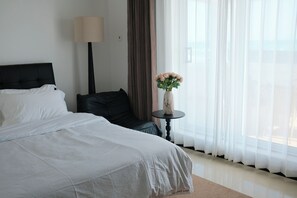 Desk, laptop workspace, free WiFi - Joy Beach Lodge (Sekondi-Takoradi)