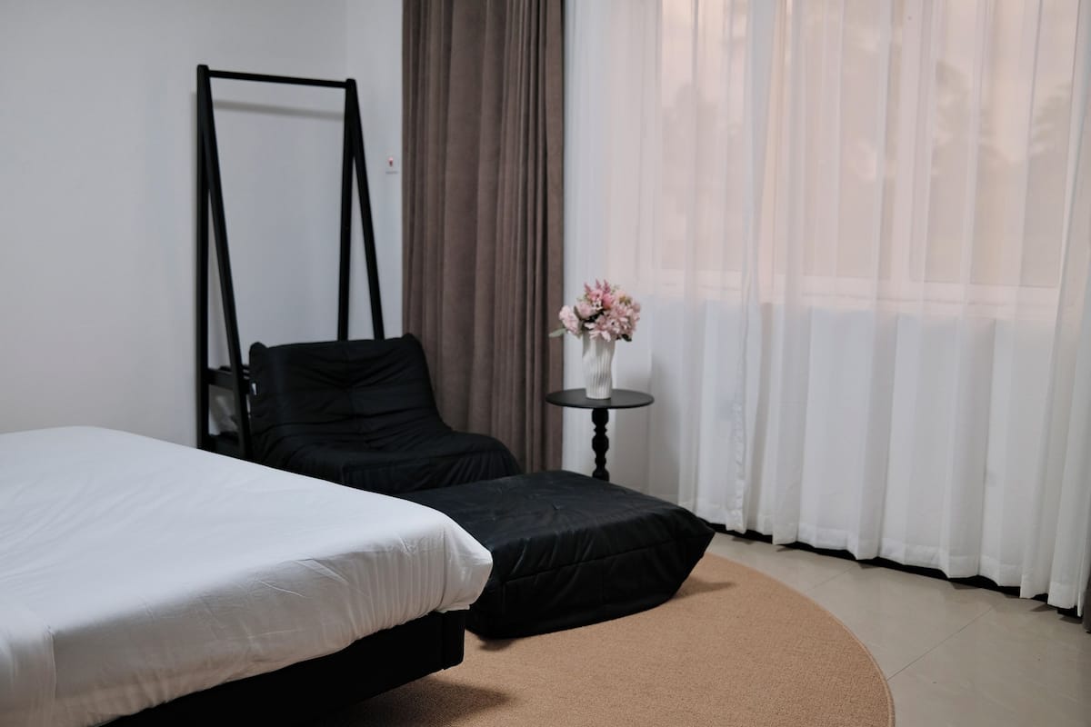 Phòng đôi Deluxe, 1 giường cỡ queen, quang cảnh một góc biển | Bàn, khu vực làm việc phù hợp cho laptop