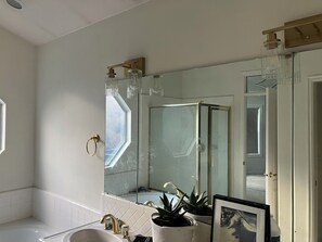 Baignoire Ă jets, serviettes fournies, savon, shampoing