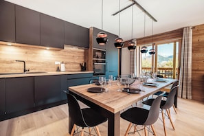 Fridge, microwave, oven, dishwasher - Appartement Margot - All the comforts with a view of Mont Blanc (Combloux)