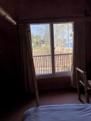 3 bedrooms, desk, WiFi, bed sheets