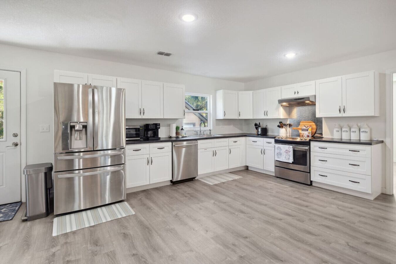 雪櫃、微波爐、焗爐、爐具