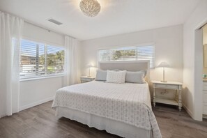 3 habitaciones, escritorio y tabla de planchar con plancha