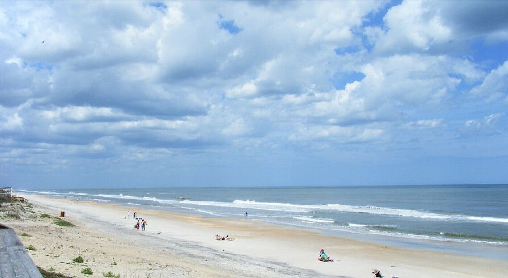 Beach nearby, sun loungers, beach towels