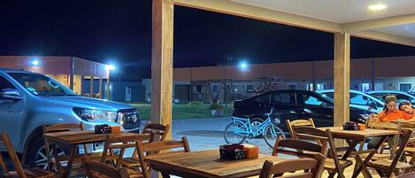 Familjevilla - utsikt mot trädgården | Terrass/Patio