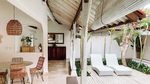 Two-Bedroom Villa with Private Pool - Villa Agung | Oppholdsområde | En 32-tommers smart-TV med digitale kanaler