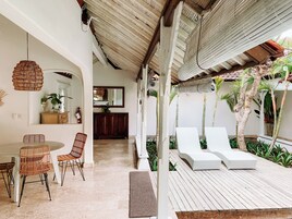 Two-Bedroom Villa with Private Pool - Villa Agung | Area keluarga | Smart TV 32-inci dengan saluran TV digital