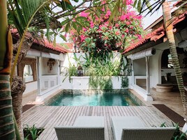 2 outdoor pools
