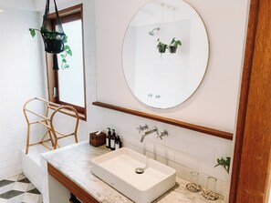 Studio phong cách lãng mạn, 1 phòng ngủ, bếp, quang cảnh vườn | Phòng tắm | Đồ dùng nhà tắm miễn phí, máy sấy tóc, áo choàng tắm
