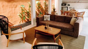 Romantisk rom, 2 soverom, privat basseng | Oppholdsrom | En 32-tommers smart-TV med digitale kanaler