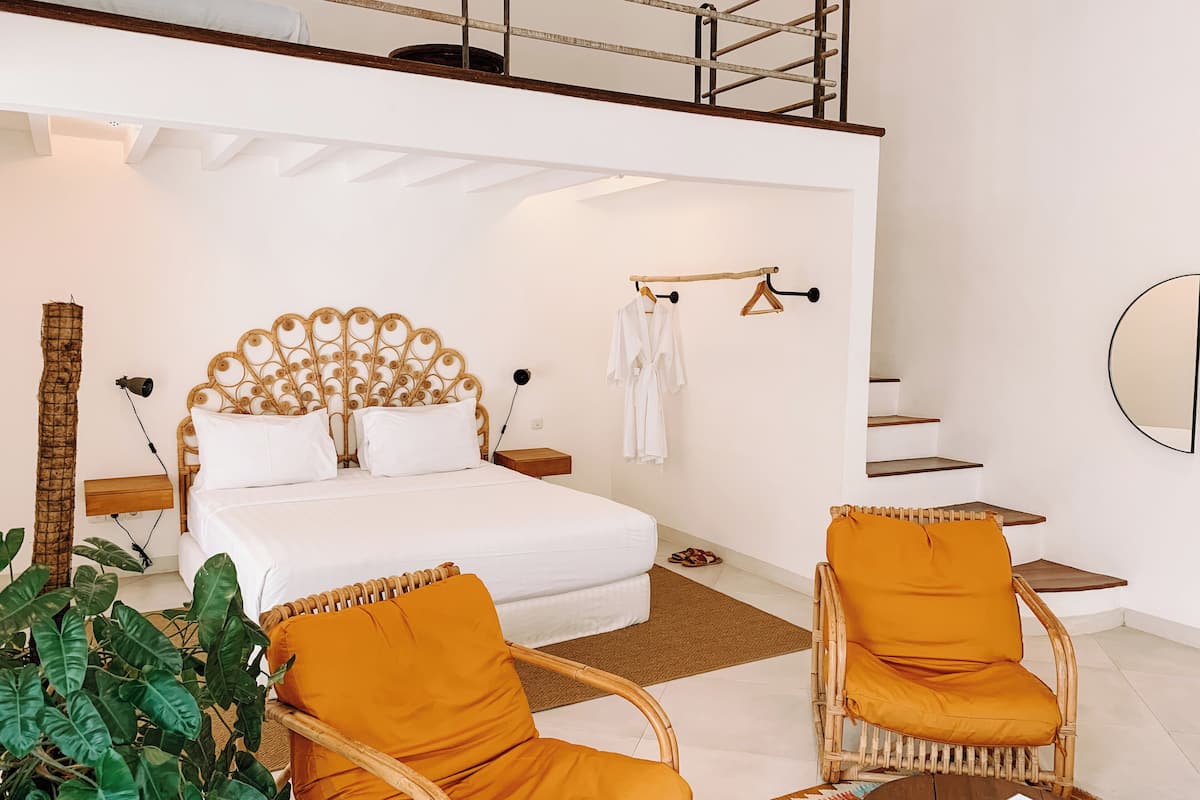 Family Poolside Loft with Mezzanine, Kitchen & Bathtub | Tempat tidur bayi gratis dan seprai linen