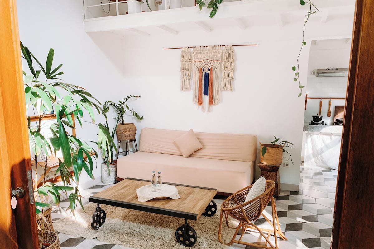 Private Garden Loft with Own Entrance & Kitchenette | Ruang keluarga | Smart TV 32-inci dengan saluran TV digital