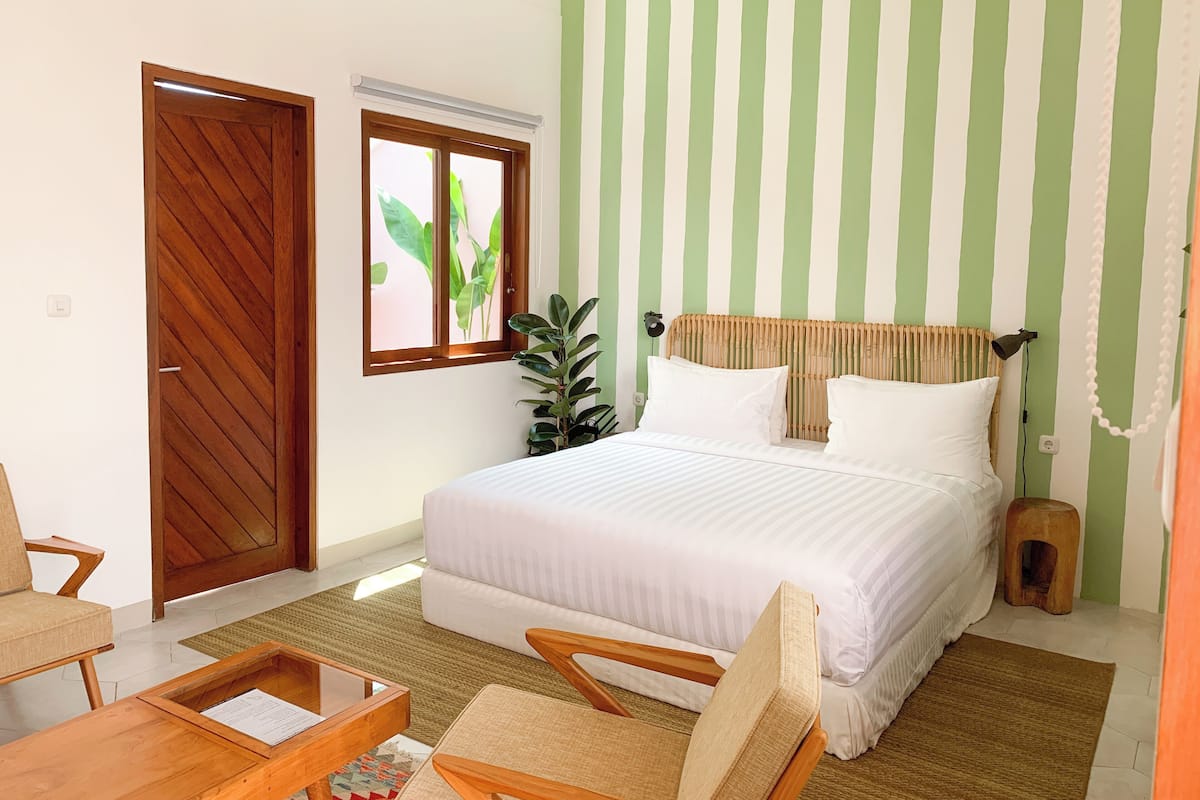 Romantic Garden Suite with Skylight Terrazzo Bathtub | Tempat tidur bayi gratis dan seprai linen