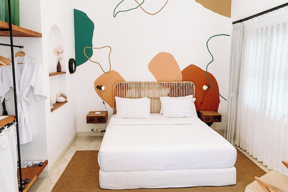 Vintage Poolside Room - Steps from the Water | Tempat tidur bayi gratis dan seprai linen